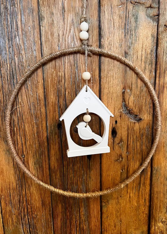 Dekokranz mit Vogelhäuschen aus Jute & Metall